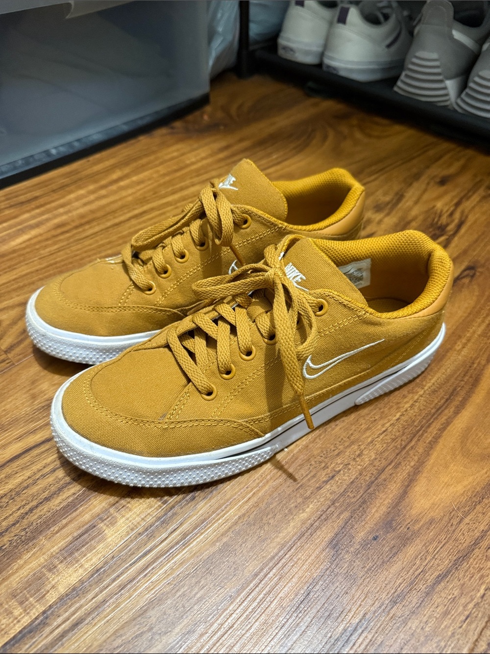 Nike women’s Low-Top Sneakers in Mustard/White